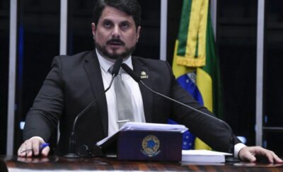 Senador Marcos do Val é levado para colocar tornozeleira eletrônica