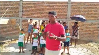 Prefeito promete construção de escola no dia da mentira, abandona obra pela metade e população cobra explicação; veja o vídeo: