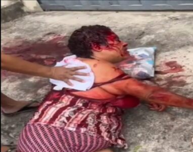VÍDEO!!! Absurdo!!! Homem mata mulher com facadas no meio da rua