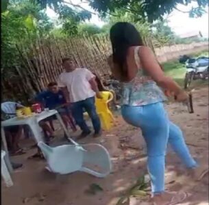 Vídeo! Mulher saca pistola durante confusão em bar