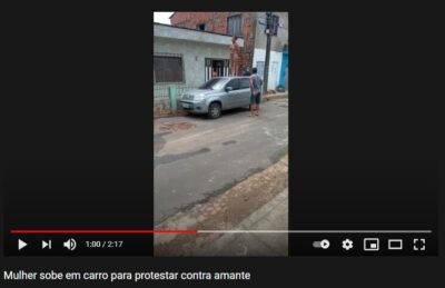Totalmente nua, amante sobe em carro e exige o mesmo direito da esposa; veja vídeo