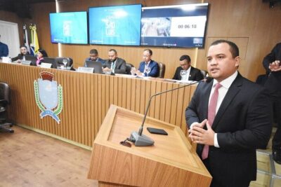 Nato Júnior cobra solução da prefeitura para problemas estruturais de escola no Coroadinho