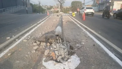 Motorista perde controle de carro, invade canteiro central e derruba poste no bairro da Alemanha