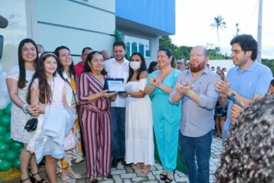 No Ceará, Othelino Neto prestigia inauguração de unidade de saúde que leva o nome de seu pai