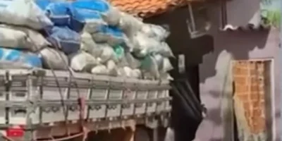 Caminhão invade casa após perder freios em rua da Vila Beck, em Zé Doca