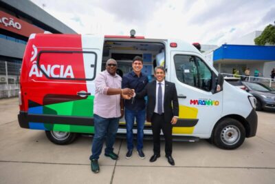 Osmar Filho entrega ambulância e reforça liderança municipalista
