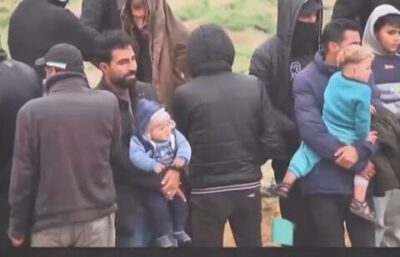 Crianças palestinas assistem a “desfile” de caixões de reféns israelenses organizado pelo Hamas
