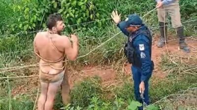 VÍDEO! Policial saca arma contra trabalhadores e acaba amarrado seminu em cerca