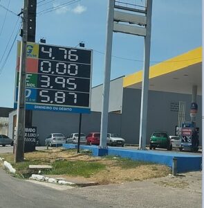 Donos de postos aumentaram preço da gasolina em quase R$ 1; PROCON silencia
