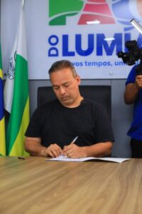 Paço do Lumiar: Fred reduz jornada de trabalho dos professores para 30 horas; Especialistas apontam benefícios da redução da carga horária