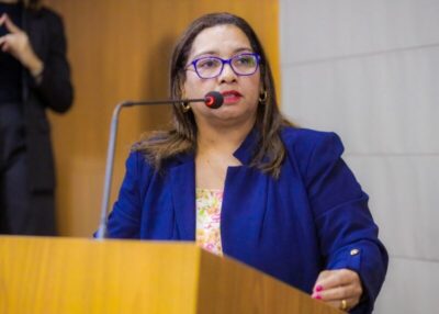 Professora Eva cobra do prefeito o pagamento dos salários atrasados das escolas comunitárias