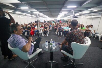 Público lota 16ª FeliS para prestigiar mesa redonda com escritor carioca Raphael Montes