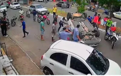 Carro capota ao tentar desviar de veículo parado na Cidade Operária