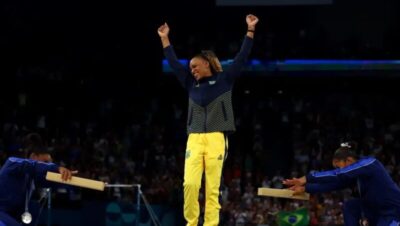 Rebeca é ouro no solo e vira maior medalhista olímpica do Brasil