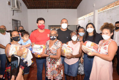 Roberto Costa e Felipe Camarão entregam cestas em Axixá