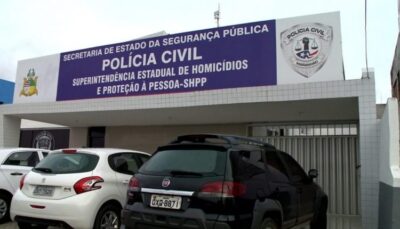 Homem invade casa de ex, esfaqueia mulher e foge após confronto com atual