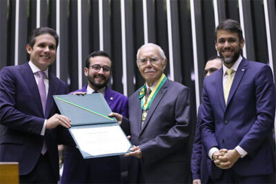 Sarney é homenageado na Câmara nos 40 anos da redemocratização