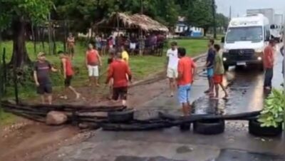 Caminhoneiros e moradores bloqueiam rodovia estadual que recebeu fluxo da BR-316