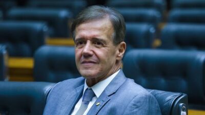 Aluísio Mendes retira e volta a assinar urgência de anistia