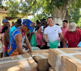Deputado Pará e Carlos Figueiredo entregam 6 toneladas de peixes para famílias em São João Batista