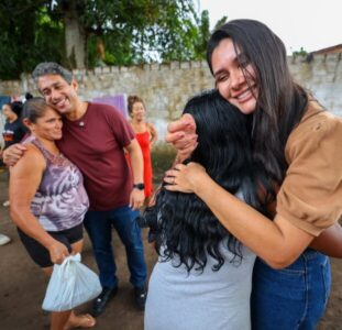 Osmar Filho e Clara Gomes reforçam tradição de solidariedade na Semana Santa com distribuição de pescado em São Luis e na Baixada