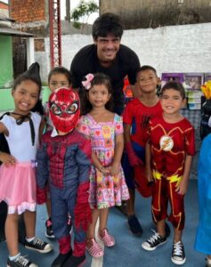 SEVERINO SALES ENTREGA BRINQUEDOS PARA CRIANÇAS DOS BAIRROS COROADINHO, LIBERDADE, VILA CONCEIÇÃO E ANIL