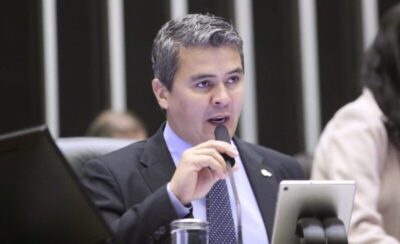 Comissão de Educação aprova projeto que proíbe uso de celular em escolas Fonte: Agência Câmara de Notícias