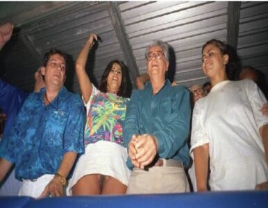 30 anos atrás, modelo roubou a cena ao ser flagrada sem calcinha na Sapucaí ao lado de Itamar Franco