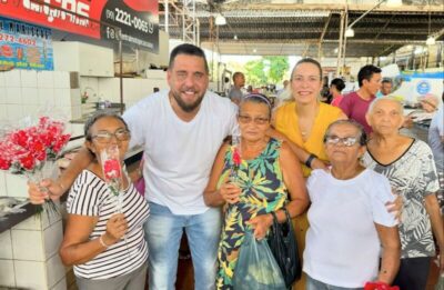 Vereador Daniel Fiscal do Povo homenageia as mulheres com entrega de rosas em Caxias