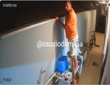 VÍDEO: homem sobe em muro para ver confusão e leva tiro na cara