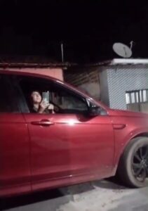 BOMBA! Em Peri Mirim, mãe de candidato forasteiro tenta intimidar eleitor; veja o vídeo: