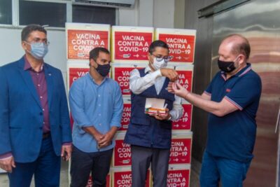 Othelino Neto acompanhou chegada e transporte de lote da CoronaVac ao Maranhão