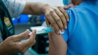Com doses próximas do vencimento, Saúde amplia vacinação contra dengue