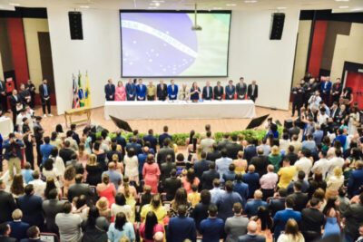 Vereadores eleitos tomam posse e reelegem Paulo Victor para o comando da Câmara