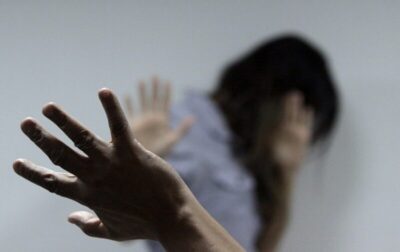 Violência contra mulher negra: maioria dos casos começa na juventude