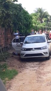 Táxi é roubado e abandonado com ocupante morto no Parque Jair