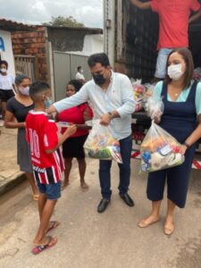 Vereador Álvaro Pires e Lucyana Genesio distribuíram nesta sexta (14) centenas de cestas básicas em São Luís