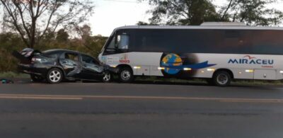 Carro e ônibus de turismo colidem em Caxias