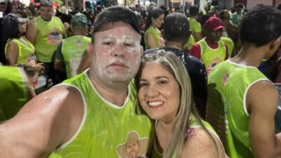 Lucas do Beiradão se junta à multidão no bloco Os Canelas Cinzentas em Pinheiro