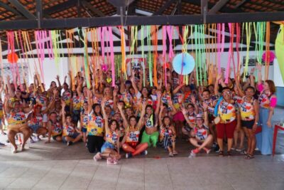 ELA VEM AÍ: Professora Eva participa de bloco carnavalesco organizado pelo grupo Amigos da Professora Eva