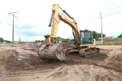 Moradores comemoram o avanço da construção da Avenida Coheb em Timon
