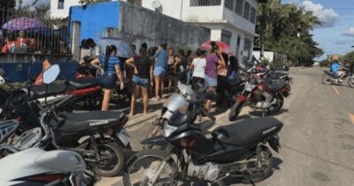 Santa Rita: centenas de contratados se sujeitam ao sol quente e longas filas atrás de pagamento na porta da SEMED
