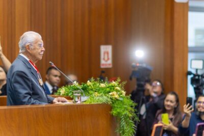 “Missão do político é servir”, diz José Sarney ao receber a Medalha ‘Manuel Beckman’