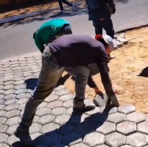 QUE VERGONHA! Falta de pagamento faz empresário recolher bloquetes em obra da Prefeitura de Estreito