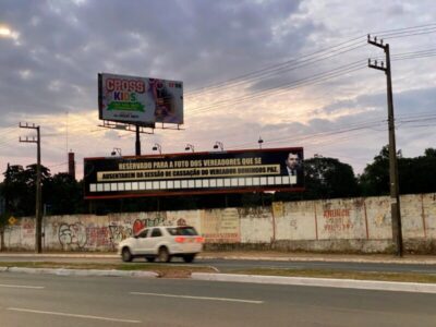 Outdoors em São Luís pretendem expor faltosos em sessão decisiva para Domingos Paz