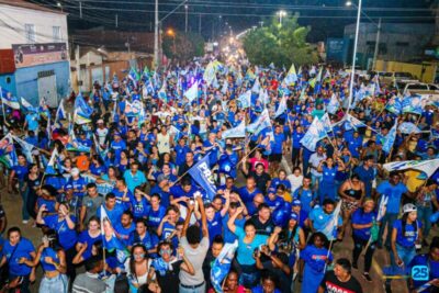 Alan da Marissol arrasta multidão em caminhada por Balsas Linha fina: O cortejo percorreu ruas do bairro do Catumbi com cerca de 2 mil pessoas e centenas de motos e carros
