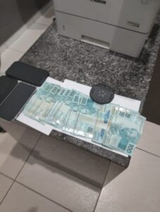 URGENTE: Três pessoas um sendo Policial, foram presos por tentativa de suborno para beneficiar prefeito Heliezer em Peri Mirim
