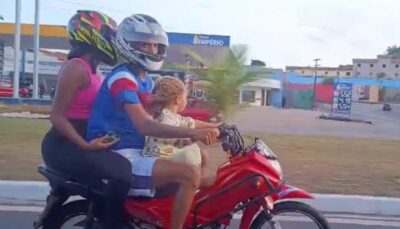 Flagrante mostra criança sem capacete viajando no tanque de moto em São Luís
