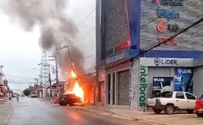 Carro pega fogo após bater contra poste