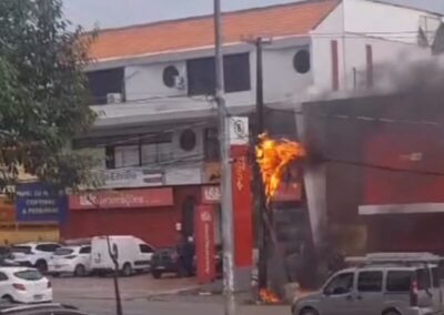 Poste de energia e telefonia pega fogo na Avenida Jerônimo de Albuquerque